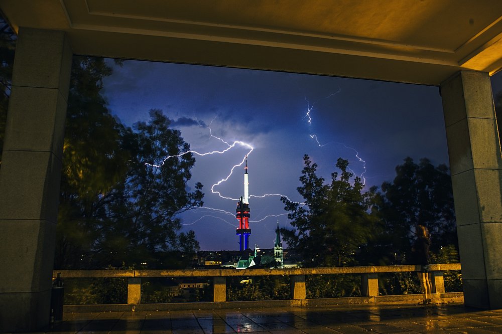 Stručný návod: Jak fotit blesky při bouřce ve tmě